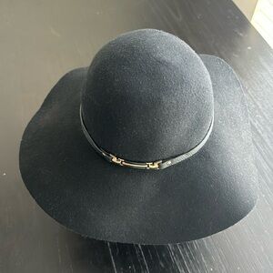 One size fits all 100% House of Harlow Hat